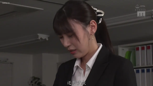 沉思 · 低头 · 职业西装 · 办公室 · 头部特写 · 耳饰 · 职场背景 · 忧郁神情