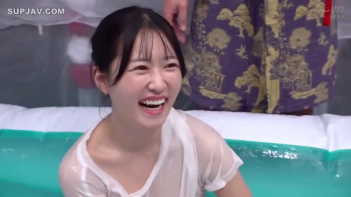 座り姿勢 · 上半身特写 · 大笑 · インフレータブルプール · 日本AV · 室内水池 · 嬉水 · 白色透视湿身T恤