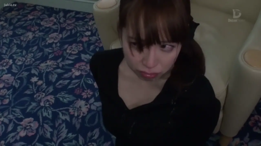 室内 · 面部特写 · 黑色上衣 · 流泪 · 哭泣 · 下跪 · 被捏下巴