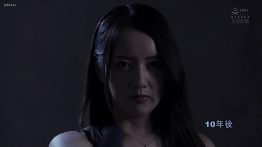 室内 · 严肃 · 面部 · 站姿 · 项链 · 剧情 · 注视 · 休闲服