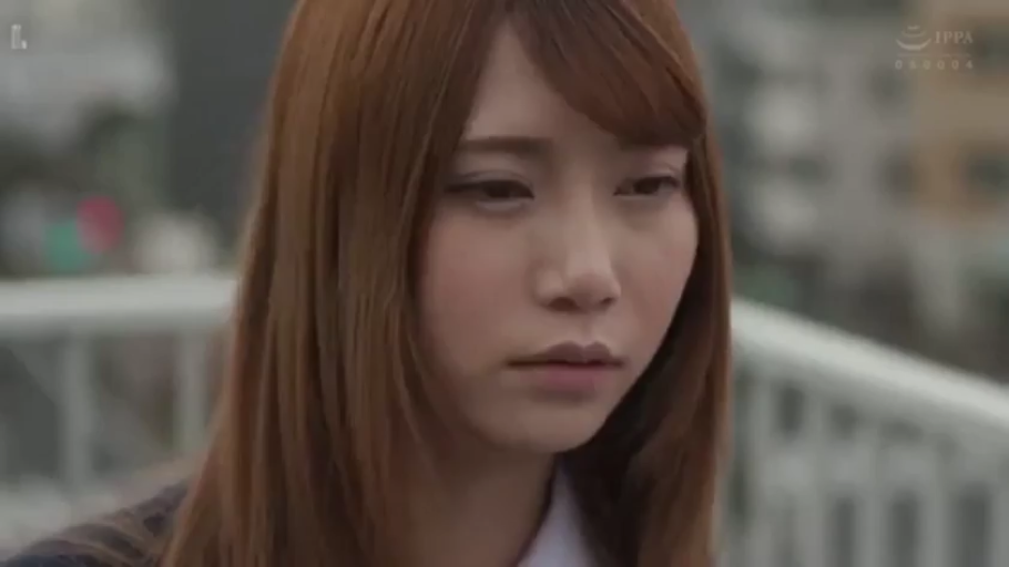 面部 · 憂鬱 · 站立 · 制服 · 凝視 · 屋外 · 昼間