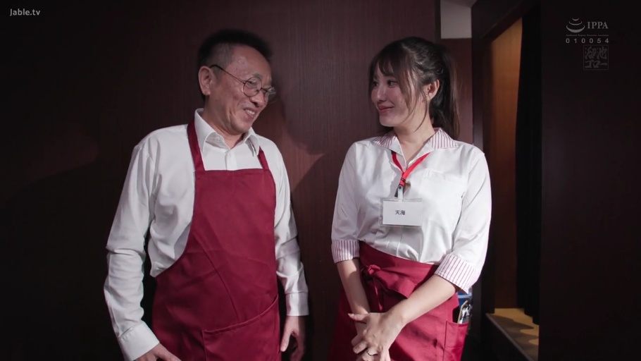 Work badge · Medium shot · 红色围裙 · 面对面站立 · 交流谈话 · 餐厅室内 · 女性微笑 · 同事关系