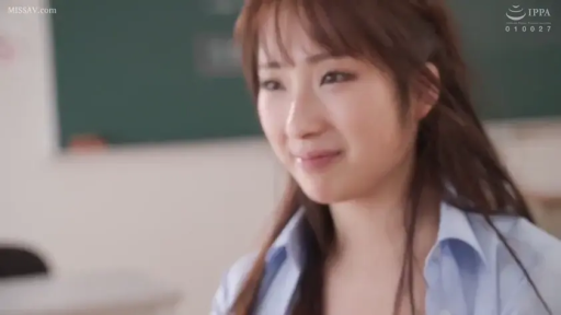 面部 · Classroom · Smile · shirt · Eye contact · 黑板 · 长发 · 正面