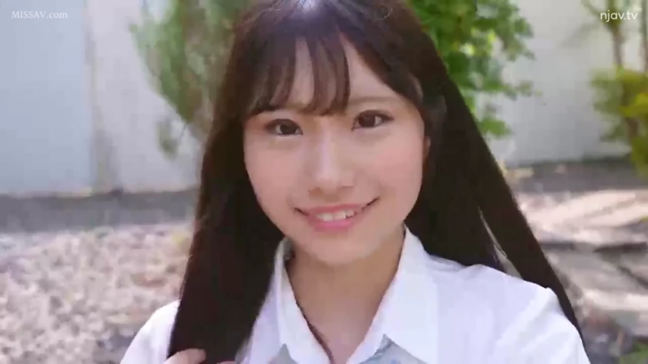 脸部特写 · 白衬衫 · 户外 · 注视镜头 · 甜美微笑 · 正面站立 · 黑色长发