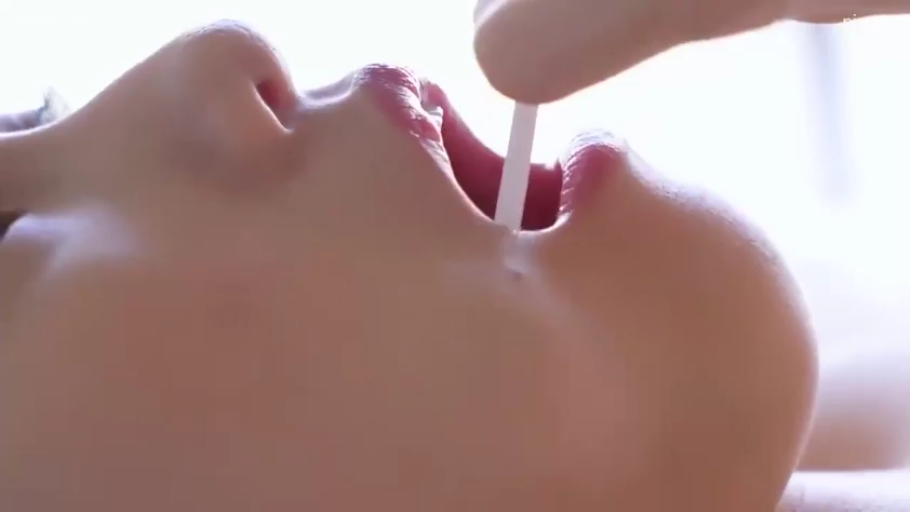 室内 · 仰卧 · 嘴部 · 张嘴 · 被动 · 纸片 · 极写