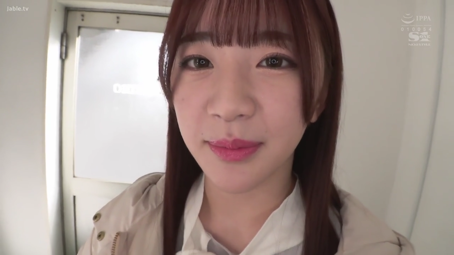 室内 · 脸部特写 · 微笑 · 注视 · 正面 · 齐刘海 · 浅色外套