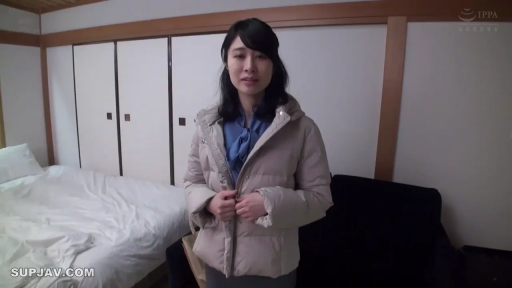 委屈 · 卧室 · 中景 · 站姿 · 床 · 面对镜头 · 长发 · 羽绒服