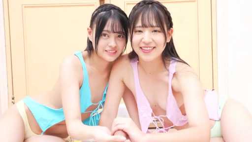 室内 · 比基尼 · 上半身特写 · 肉棒 · 手淫行为 · 开朗微笑 · 俯卧趴姿 · 双人女孩