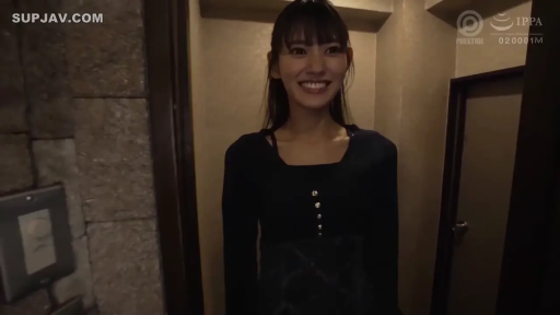 站立 · 面对镜头 · 半身 · 亚洲女性 · 灿烂笑容 · 室内玄关 · 黑色连衣长裙