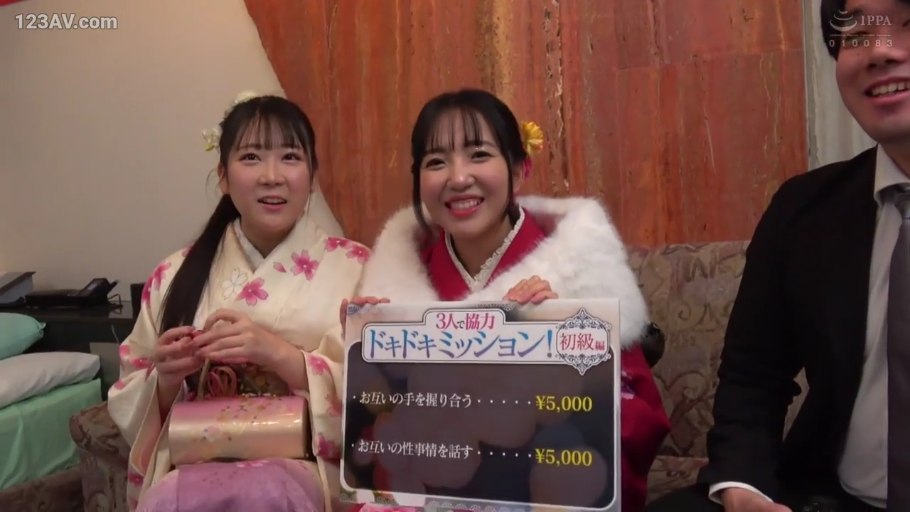 室内 · 坐姿 · 中景 · 多人 · 笑容 · 和服 · 价目表 · 展示招牌