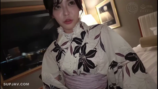 揉捏乳房 · 微笑 · 酒店房间 · 第一人称视角 · 半身特写 · 侧坐 · 床头灯 · 花卉图案和服