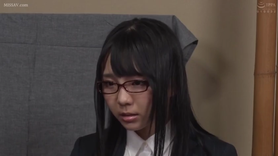 室内 · 坐姿 · 严肃 · 眼镜 · 面部特写 · 凝视 · 西装 · 黑长直