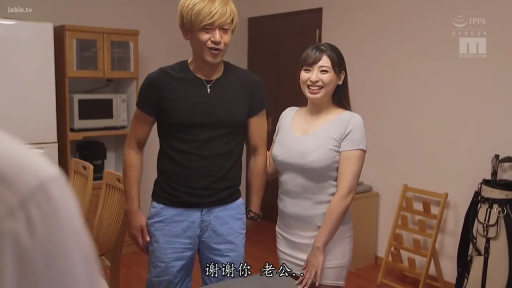 全身 · 站姿 · 客厅 · 中文字幕 · 开心 · 微笑交流 · 灰色紧身裙 · 高尔夫球袋