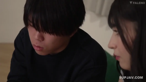 室内 · 坐姿 · 严肃 · 面部特写 · 交流 · 亚洲人 · 黑色长袖