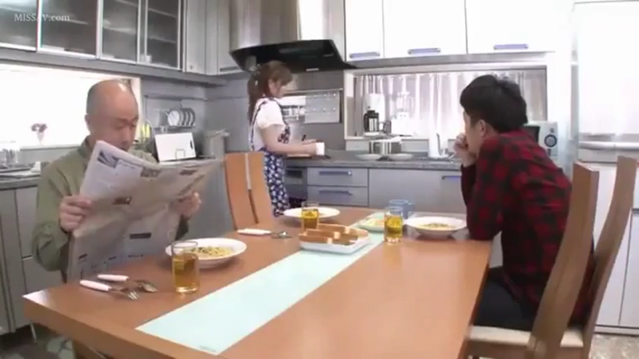 坐姿 · 全景 · 平静 · 厨房 · 围裙 · 报纸 · 看报 · 成年人