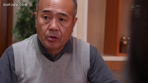 座り姿勢 · 中景 · 居家 · キッチン · 平凡 · 食事 · 餐具 · 开衫