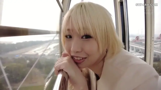 栏杆 · 头部特写 · 观看 · 喜悦 · 趴伏 · 摩天轮 · White outerwear · 高空