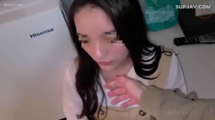 室内 · 坐姿 · 脸部特写 · 第一视角 · 白色衬衫 · 抚摸 · 冰箱 · 迷茫