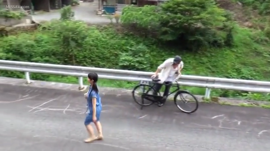 远景 · 行走 · 蓝色连衣裙 · 户外山路