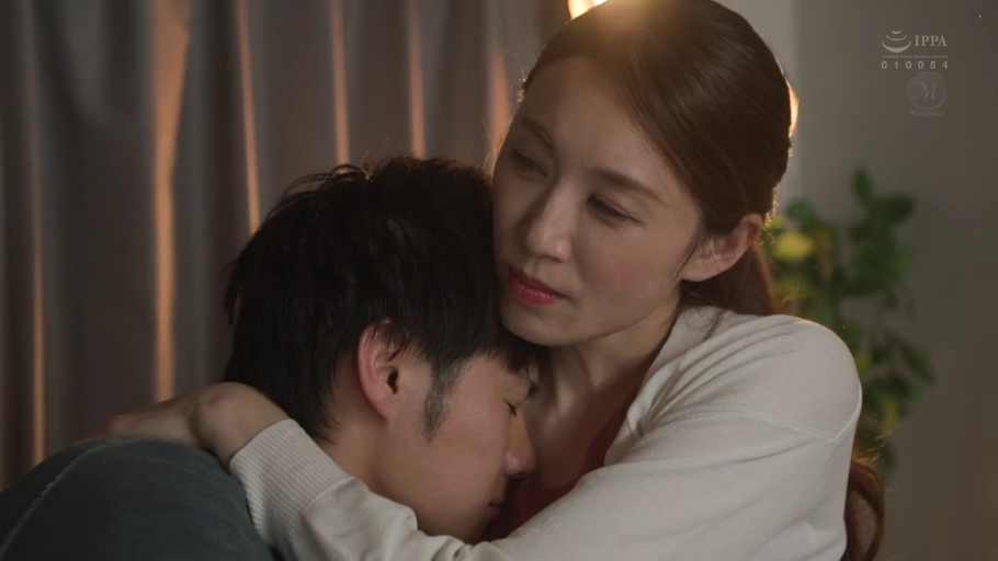 室内 · 上半身特写 · 白色针织衫