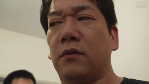 室内 · 严肃 · 面部 · 站立 · 注视 · 黑色上衣 · 男优特写