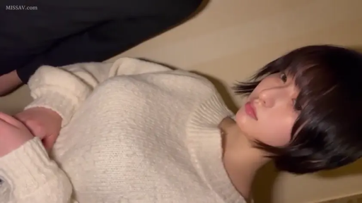 室内 · 平静 · 凝视 · 近景 · 卧姿 · 短发 · 白色毛衣