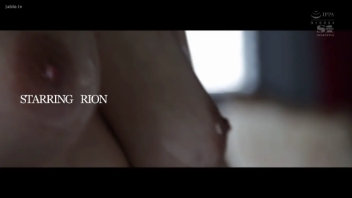 室内 · 全裸 · 胸部のクローズアップ