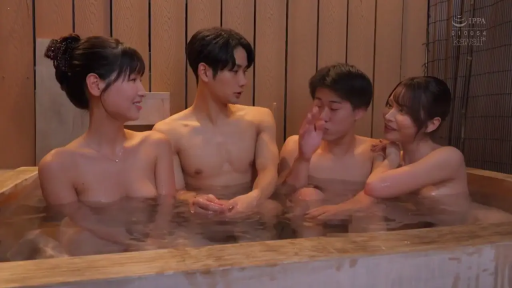 坐姿 · 全裸 · 浴室 · 中景 · 微笑 · 多人 · 混浴 · 木制浴盆