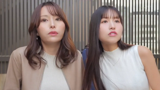 面部特寫 · 注視 · 户外 · 夹克 · 亚洲女性 · 惊讶 · 並排