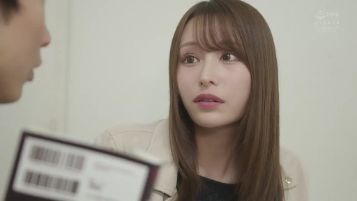 室內 · 坐姿 · 臉部特寫 · 职场女性 · 对视 · 惊讶 · 票据 · 浅色夹克