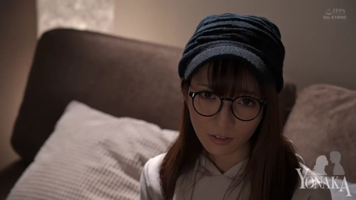 坐姿 · 脸部特写 · 卧室 · 灰色卫衣 · 直视镜头 · 室内背景 · 腼腆 · 黑框眼镜与针织帽