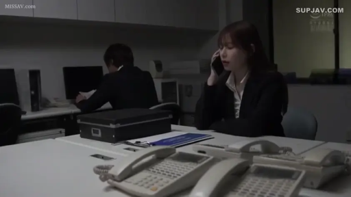 座り姿勢 · 办公室 · 中景 · ビジネススーツ · 携帯電話 · 平凡 · 打电话 · 加班