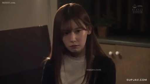 Indoor · 面部 · Melancholy · Casual wear · Sit properly. · Stare · 长发 · 柜子