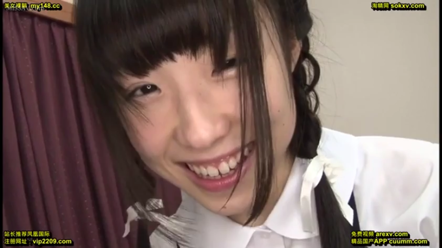 室內 · 俯身 · 臉部特寫 · 白色襯衫 · 注视镜头 · 笑容 · 辫子