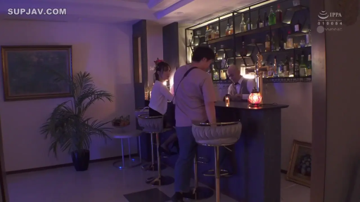 坐姿 · 交谈 · 自然 · 职业装 · 远景 · 酒吧 · 吧台