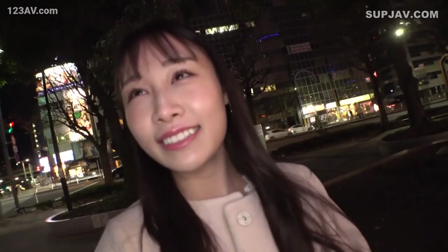 站姿 · 微笑 · 凝视 · 长发 · 头部特写 · 浅色大衣 · 夜间户外