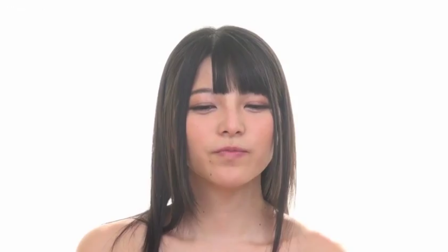 脸部特写 · 自然 · 裸体 · 长发 · 摄影棚 · 正面 · 静态