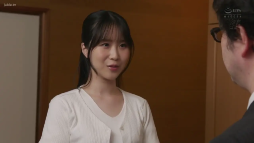 室内 · 眼镜 · 站姿 · 微笑 · 对话 · 白色上衣 · 日本AV · 半身像