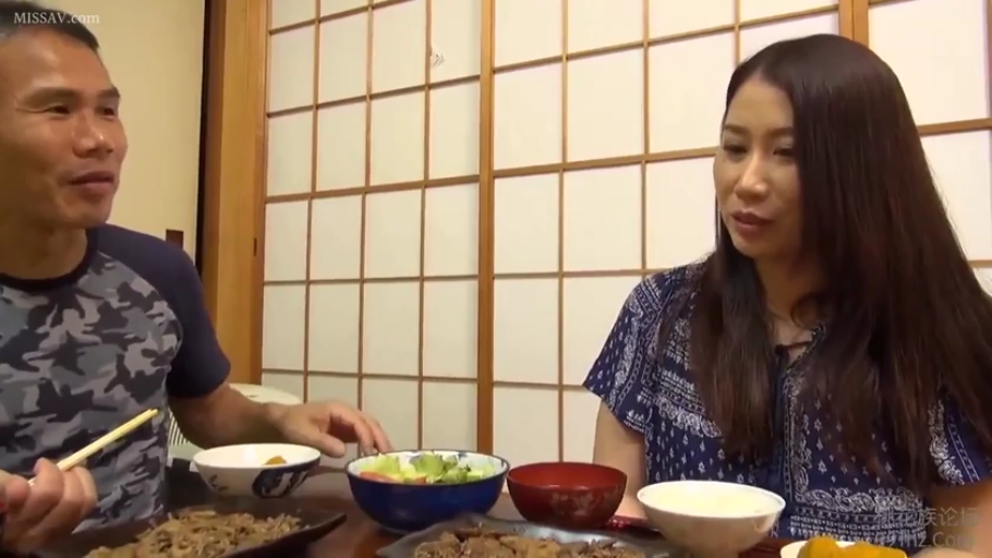 Sitting Posture · Dining · 餐厅 · Medium shot · 自然 · Mature woman · 碗筷 · 蓝色印花短袖