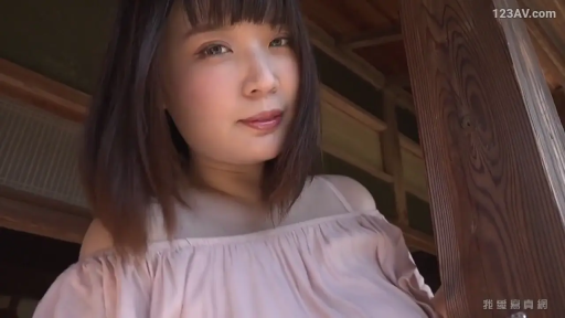 微笑 · 面部特写 · 注视 · 走廊 · 自然光 · 俯视 · 粉色露肩上衣 · 木柱