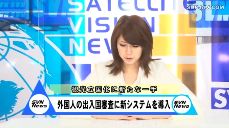 室内 · 脸部 · 平静 · 项链 · 侧坐 · 侧望 · 无袖衫 · 植物