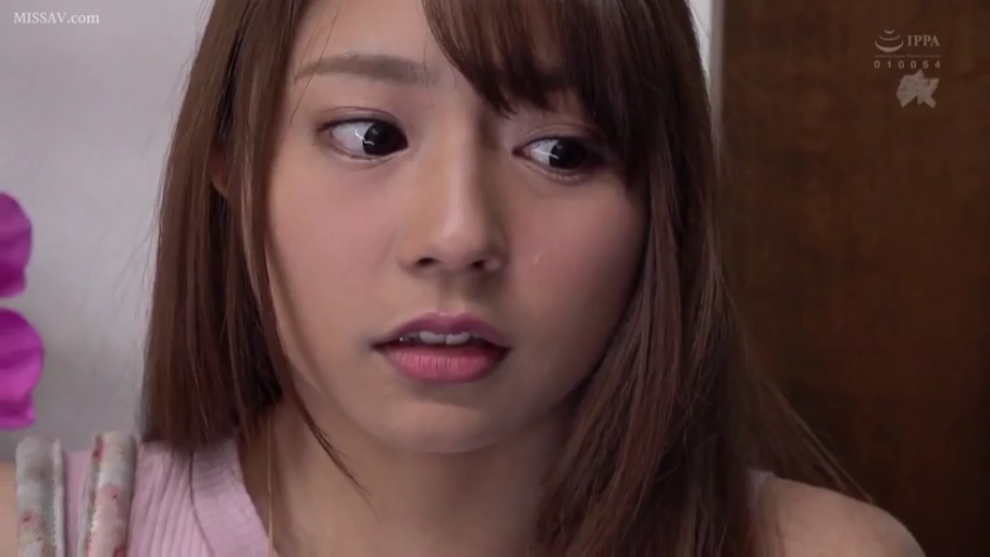 室内 · 面部特写 · 注视 · 粉色背心 · 长发 · 惊讶 · 正面