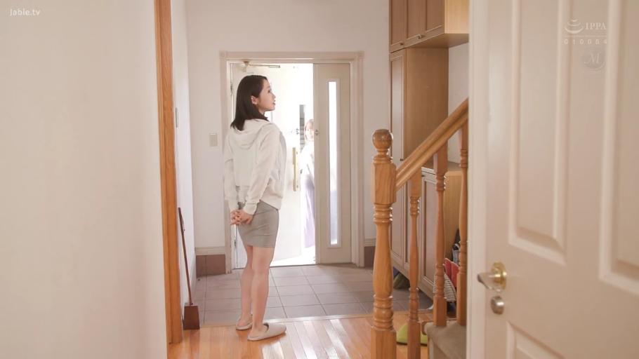 全身 · 自然 · 楼梯 · 居家 · 注视 · 室内玄关 · 侧面站立 · 连帽衫与短裙