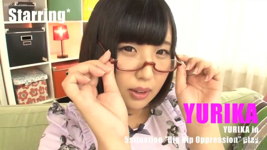 起居室 · 眼镜 · 脸部特写 · 齐刘海 · 神情暧昧 · 正面坐姿 · 紫色印花荷叶边上衣 · 调整眼镜并注视镜头