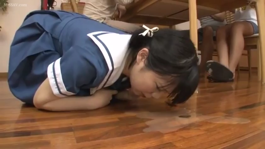 室内 · 委屈 · 中景 · 跪趴 · 水手服 · 液体 · 羞辱 · 舔地板