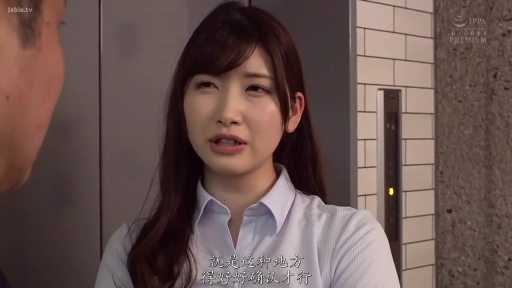 站立 · 衬衫 · 走廊 · 认真 · 职场 · 胸部以上 · 对谈