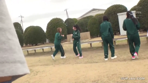 站立 · 全景 · 自然 · 多人 · 屋外 · 運動服 · 走动 · 长椅