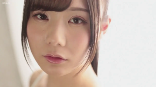 室内 · 憂鬱 · 顔部のクローズアップ · 凝視 · 长发 · 白色吊帯 · 正面