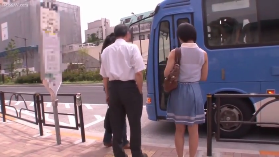 短袖白衬衫 · 公交车站