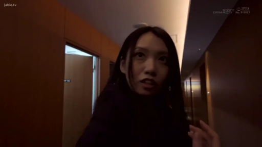 站立 · 酒店走廊 · 面部特写 · 平淡 · 光线昏暗 · 走动 · 深色外套